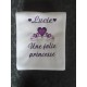 Couleur blanche, broderie violet foncé, motif couronne (couronne violet foncé)