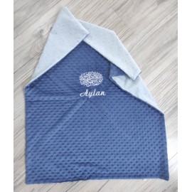 Couverture doublée avec prénom et motif (doublure coeurs bleus)