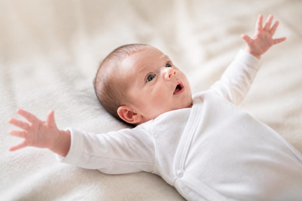 découvrez tout sur le réflexe de moro chez le bébé : âge d'apparition, durée, et explications essentielles pour mieux comprendre ce réflexe primitif important.